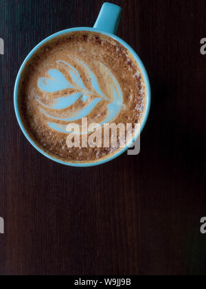 Kaffee Latte Cappuccino mit Herz geformt. Liebe, Hochzeit und Valentines Tag Konzept. Holz- Hintergrund Stockfoto