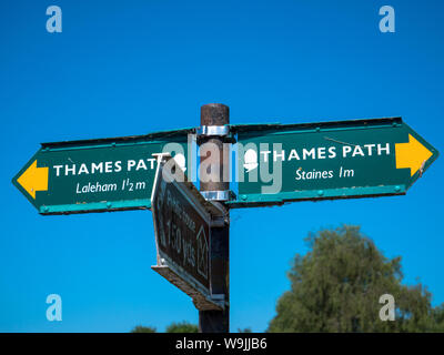 Thames Path Pfad Zeichen nr Staines-upon-Thames, Surrey, England, UK, GB. Stockfoto