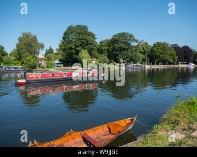 Traditionelle Boot, und schmalen Boot, Thames nationalen Pfad, Themse, Staines-upon-Thames, Surrey, England, UK, GB. Stockfoto