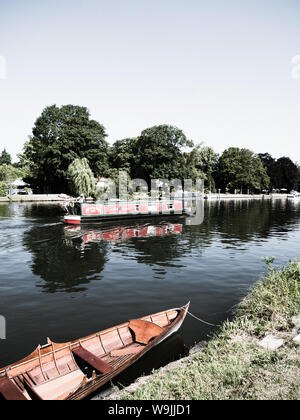 Traditionelle Boot, und schmalen Boot, Thames nationalen Pfad, Themse, Staines-upon-Thames, Surrey, England, UK, GB. Stockfoto