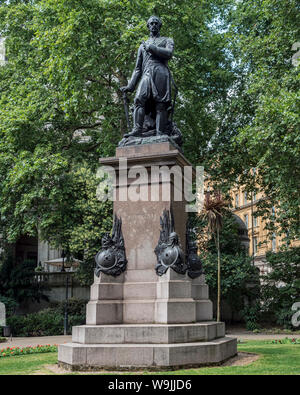 LONDON, Großbritannien - 21. JULI 2018: Statue des Generalleutnants Sir James Outram in Whitehall Gardens Stockfoto