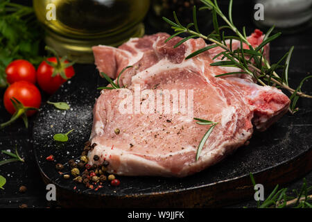 Nahaufnahme von einem rohen Steak von rotem Fleisch fertig gekocht zu werden Stockfoto