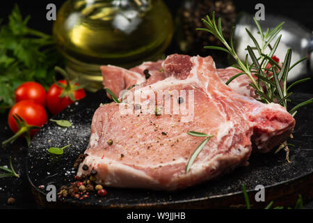 Nahaufnahme von einem rohen Steak von rotem Fleisch fertig gekocht zu werden Stockfoto