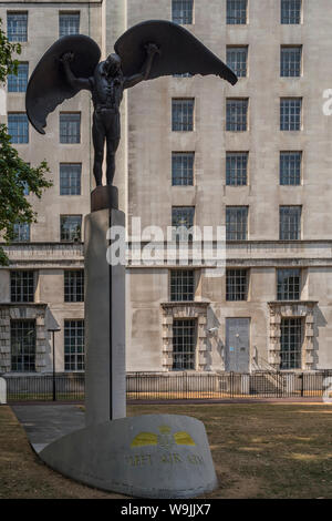 LONDON, Großbritannien - 21. JULI 2018: Das Fleet Air Arm Memorial (bekannt als Daedalus) am Victoria Embankment Stockfoto