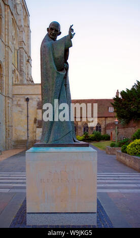 Chichester Cathedral Millennium Statue des Hl. Richard Stockfoto