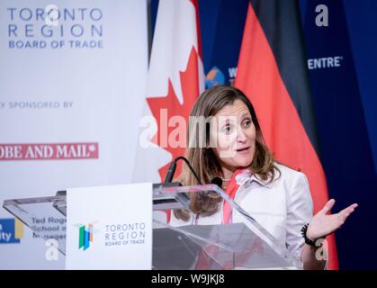 Toronto, Kanada. 14 Aug, 2019. Chrystia Freeland, Außenminister von Kanada, Adressen der Teilnehmer an einer Veranstaltung auf 'Defending Liberale Demokratie im 21. Jahrhundert". Credit: Kay Nietfeld/dpa/Alamy leben Nachrichten Stockfoto