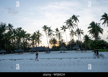 Resort Village an der Ostküste von Sansibar bei Sonnenuntergang Stockfoto