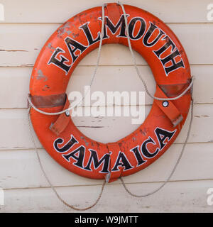 Orange leben Ring mit dem Namen des populären Karibik Kreuzfahrt Hafen von Falmouth, Jamaika malte auf Sie hängen an einem beige lackiert Holz Wand im Quadrat Stockfoto