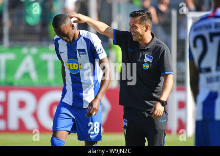 Ingolstadt, Deutschland. 11 Aug, 2019. Ante COVIC, Coach (Hertha BSC) mit Dodi LUKEBAKIO (Hertha BSC), nach dem Ende des Spiels. Jubel, Freude, Begeisterung, Fußball DFB-Pokal erste Runde. VFB Eichstaett-Hertha BSC Berlin 1-5, 11.08.2019 in Ingolstadt/AUDI SPORTPARK, DFL-BESTIMMUNGEN VERBIETEN DIE VERWENDUNG DER FOTOGRAFIE ALS BILD-SEQUENZEN UND/ODER QUASI-VIDEO. | Verwendung der weltweiten Kredit: dpa/Alamy leben Nachrichten Stockfoto