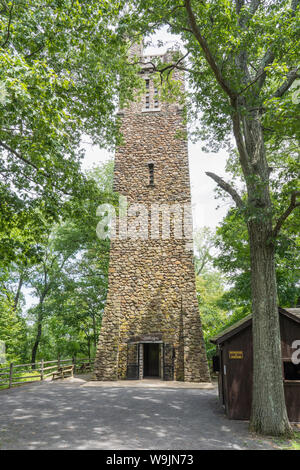 Bowman's Hill Tower in Washington Crossing, PA, Baujahr 1929-31 der lokalen Feld Stein steht 125 m hoch. An der Spitze des Turms Sie 14 Meilen sehen können Stockfoto