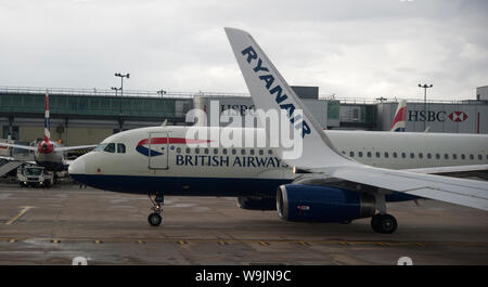 British Airways V Ryanair, London Gatwick Airport, in der Nähe von Crawley, West Sussex, England, Vereinigtes Königreich Stockfoto