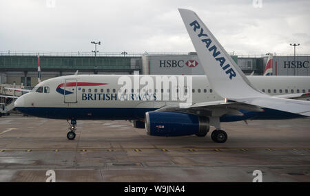 British Airways V Ryanair, London Gatwick Airport, in der Nähe von Crawley, West Sussex, England, Vereinigtes Königreich Stockfoto