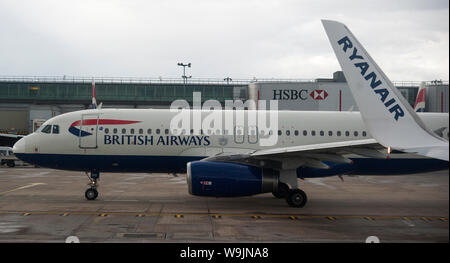 British Airways V Ryanair, London Gatwick Airport, in der Nähe von Crawley, West Sussex, England, Vereinigtes Königreich Stockfoto