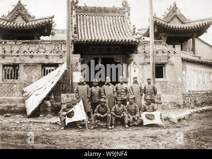 [1930s/1940s Japan - japanische Soldaten in China] - japanische Soldaten mit signierten Japanische Flaggen vor einem chinesischen Tempel in der Mandschurei, circa 1930S, 1940er Jahre. 20. Jahrhundert vintage Silbergelatineabzug. Stockfoto