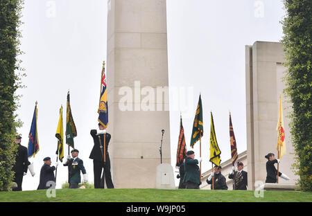 Fahnenträger bei der Royal British Legion Fall an der National Memorial Arboretum in Staffordshire auf den 50. Jahrestag der Bereitstellung der britischen Armee in Nordirland. Stockfoto