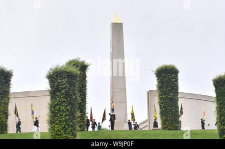 Fahnenträger bei der Royal British Legion Fall an der National Memorial Arboretum in Staffordshire auf den 50. Jahrestag der Bereitstellung der britischen Armee in Nordirland. Stockfoto