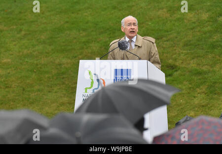 Alastair Stewart in einer Rede auf der Royal British Legion Fall an der National Memorial Arboretum in Staffordshire zum 50-jährigen Jubiläum der Einsatz der britischen Armee in Nordirland zu markieren. Stockfoto