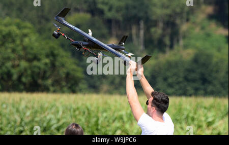 Augsburg, Deutschland. 14 Aug, 2019. Lukas Kuhn versucht, eine Co2-Drohne zu starten. Studenten der Universität Augsburg getestet carbon Modellraketen. Diese sollten in der Lage sein, in kontrollierter Weise zu fliegen, nachdem klettern und sicher zu landen. Ziel des Projekts ist es, die Technologie kommerziell nutzbar - z.b. für Air Taxis zu machen. Quelle: Stefan Puchner/dpa/Alamy leben Nachrichten Stockfoto