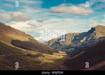 Die Sicht in Ruhe und dankbar sein, auf die A83 tauchen Glen Kinglas und Glen Croe zwischen Arrochar und Inveraray, Trossachs, Westküste von Schottland. Stockfoto