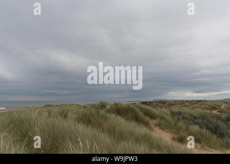 Küste von Hartlepool mit Wolken und Industrie Stockfoto