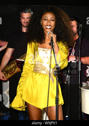 Beverley Knight, die Songs von Stevie Wonder, für BBC Radio 2 Freitag Nacht ist Musik Nacht Live im Gericht in London. Stockfoto