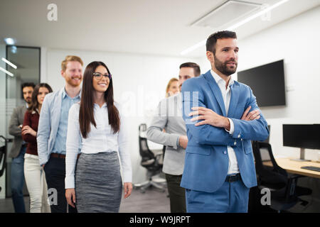 Portrait von stattlicher Junge Unternehmer mit seinen Kollegen Stockfoto