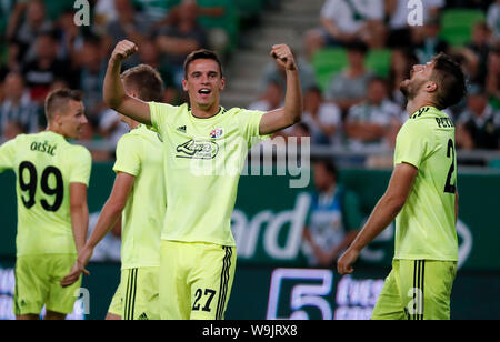 BUDAPEST, Ungarn - 13. August: Nikola Moro der GNK Dinamo Zagreb #27 Das zweite Ziel feiert Neben Bruno Petkovic der GNK Dinamo Zagreb (r) und Mislav Orsic der GNK Dinamo Zagreb #99 während der UEFA Champions League dritte Qualifying Match zwischen Ferencvarosi TC und GNK Dinamo Zagreb bei Ferencvaros Stadion am 13. August 2019 in Budapest, Ungarn. Stockfoto