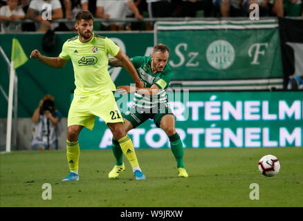 BUDAPEST, Ungarn - 13. August: (L-R) Bruno Petkovic der GNK Dinamo Zagreb und Gergo Lovrencsics des Ferencvarosi TC watch die Kugel während der UEFA Champions League dritte Qualifying Match zwischen Ferencvarosi TC und GNK Dinamo Zagreb bei Ferencvaros Stadion am 13. August 2019 in Budapest, Ungarn. Stockfoto