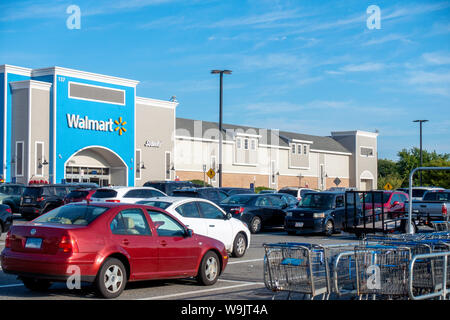 Walmart Stores Äußeres mit Autos auf dem Parkplatz und Shopping Kutschen in Plymouth, Cape Cod, Massachusetts, USA Stockfoto