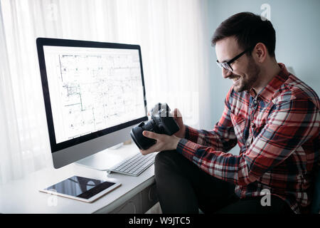 Junge Designer auf Projekt arbeiten zu Hause Stockfoto