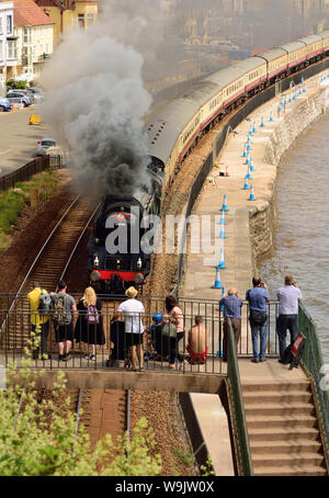 Der englische Riviera Express, der durch Dawlish fährt, wird von der West Country Class pacific No 34046 'Braunton' gezogen. 7th. Juli 2019. Stockfoto