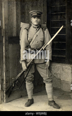 [1930er Jahre Japan - Japanische Soldat mit Gewehr] - Uniformierte japanische Soldat mit einem Gewehr mit Bajonett befestigt. 20. Jahrhundert vintage Silbergelatineabzug. Stockfoto