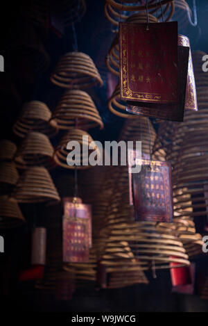 Traditionelle Räucherstäbchen Spulen innerhalb der chinesischen a-ma buddhistischen Tempel in Macau China Stockfoto