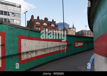 Laufsteg Tunnel in Birmingham City mit Graffiti Stockfoto