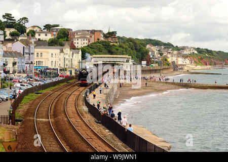 Die Dampfeisenbahn des Königlichen Herzogtums, die durch Dawlish fährt, wird von der LMS Pacific No 6233 'Herzogin von Sutherland' auf dem Weg nach Par in Cornwall gezogen. 21.07.2019. Stockfoto