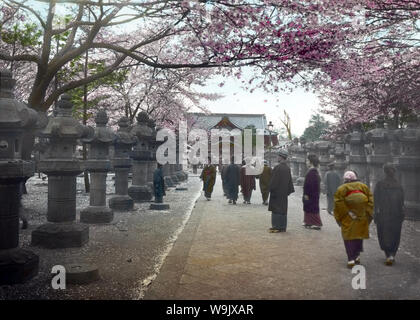 [1920s Japan - die Leute, die ein Shinto Schrein in Tokio] - Ueno Tosho-gu Schrein (上野東照宮) in Ueno Park, Tokyo. Es wurde im Jahre 1627 erbaut zu Ehren 徳川家康, Tokugawa Ieyasu (1543-1616), aber Tokugawa Yoshimune (徳川吉宗, 1684-1751), und der Tokugawa Yoshinobu (徳川慶喜, 1837 - 1913) Sie sind hier verankert. Das heutige Gebäude stammt aus dem Jahre 1651. 20. Jahrhundert vintage Glas schieben. Stockfoto