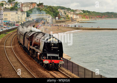 Die Dampfeisenbahn des Königlichen Herzogtums, die durch Dawlish fährt, wird von der LMS Pacific No 6233 'Herzogin von Sutherland' auf dem Weg nach Par in Cornwall gezogen. 21.07.2019. Stockfoto