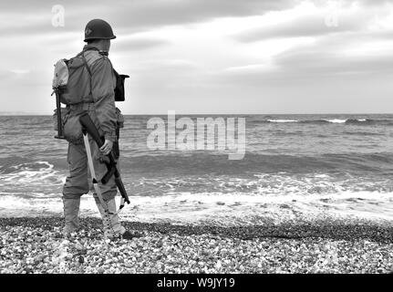 US-Soldat (re en-Schauspieler) nachgespielt D Tag Strand Anlandungen in Dorset Stockfoto