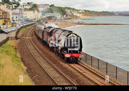 Die Dampfeisenbahn des Königlichen Herzogtums, die durch Dawlish fährt, wird von der LMS Pacific No 6233 'Herzogin von Sutherland' auf dem Weg nach Par in Cornwall gezogen. 21.07.2019. Stockfoto