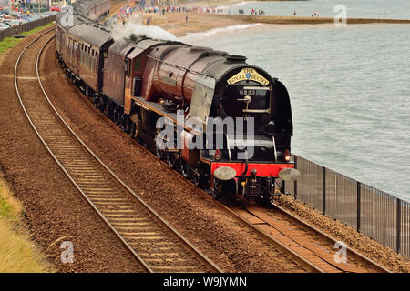 Die Dampfeisenbahn des Königlichen Herzogtums, die durch Dawlish fährt, wird von der LMS Pacific No 6233 'Herzogin von Sutherland' auf dem Weg nach Par in Cornwall gezogen. 21.07.2019. Stockfoto