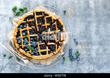 Traditionelle hausgemachte amerikanische Blueberry Pie mit Gitter Gebäck, Ansicht von oben Stockfoto