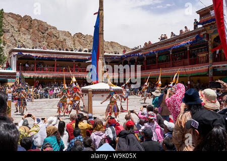 Cham Tänzer bei der Durchführung Hemis Kloster Festive 2019, Ladakh. Stockfoto