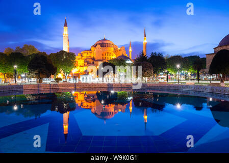 Hagia Sophia (Hagia Sophia) (Santa Sofia), UNESCO-Weltkulturerbe, Reflexion in der Nacht, Sultanahmet Square Park, Istanbul, Türkei, Europa Stockfoto