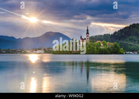 Bleder See bei Sonnenaufgang mit der Kirche am See Bled Insel, Gorenjska Region, Slowenien, Europa Stockfoto
