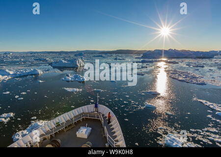 Expeditionen zu versenden, unter riesigen Eisberge, Ilulissat, Grönland, Polarregionen Stockfoto