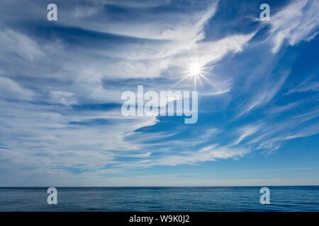 Sunburst im blauen Himmel in der Nähe des Cumberland Halbinsel, Baffin Island, Nunavut, Kanada, Nordamerika Stockfoto