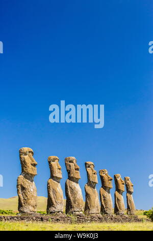 Sieben Moais am Ahu Akivi, Der erste Altar auf der Osterinsel (Isla de Pascua) (Rapa Nui), UNESCO-Weltkulturerbe, Chile, Südamerika wiederhergestellt Stockfoto