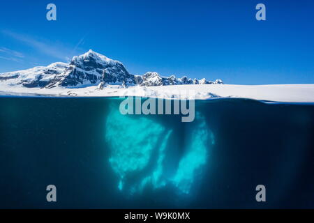 Oben und unten Ansicht von Gletschereis in der Nähe von Wiencke-Insel, Neumayer-Kanal, Antarktis, Polarregionen Stockfoto