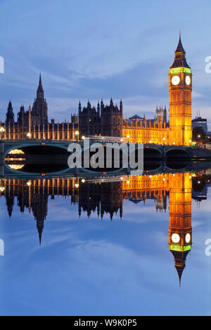 Big Ben und die Houses of Parliament, Weltkulturerbe der UNESCO, und die Westminster Bridge spiegelt sich in der Themse, London, England, Großbritannien Stockfoto