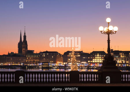 Blick über die Binnenalster (Binnenalster) zum Weihnachtsmarkt am Jungfernstieg und Rathaus, Hamburg, Hansestadt, in Deutschland, in Europa Stockfoto